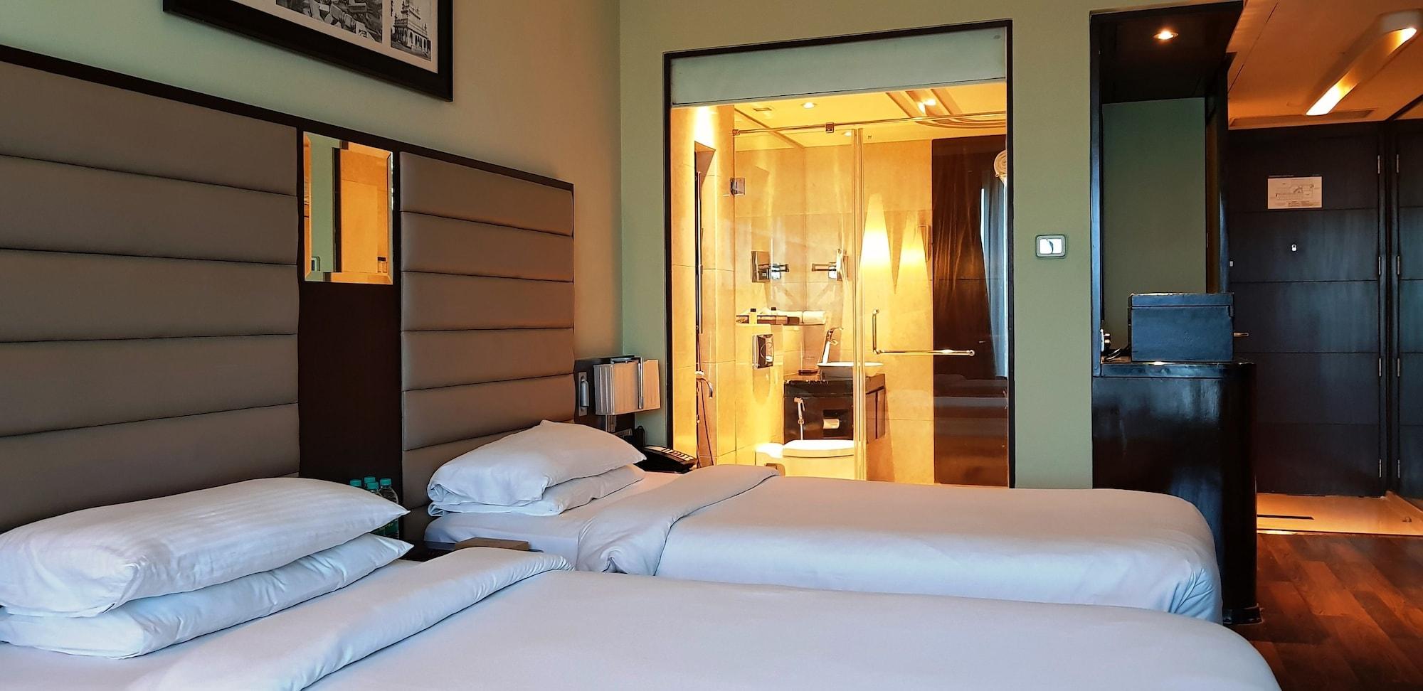 Vivanta Hyderabad, Begumpet Exteriör bild A room at the hotel