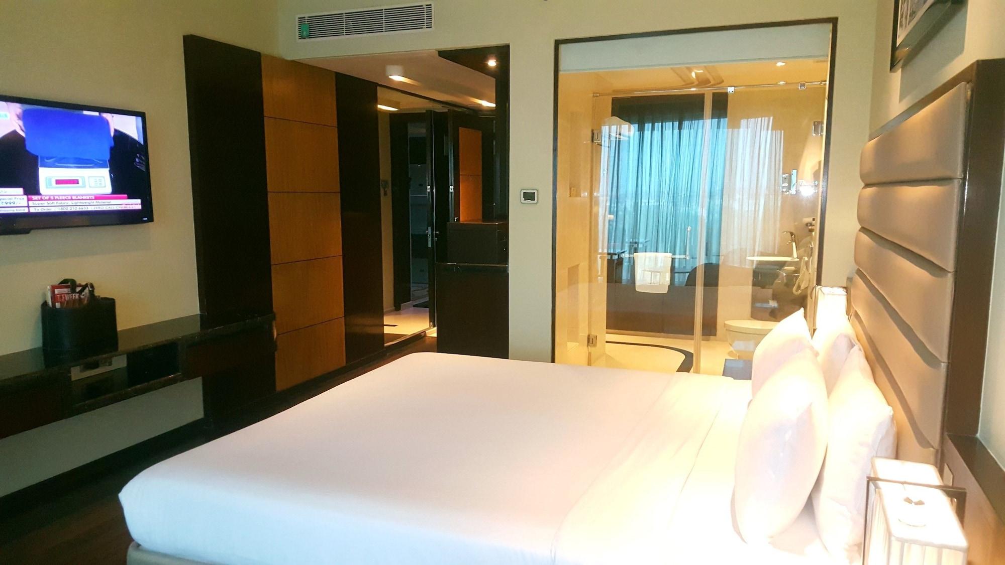 Vivanta Hyderabad, Begumpet Exteriör bild A room at the hotel