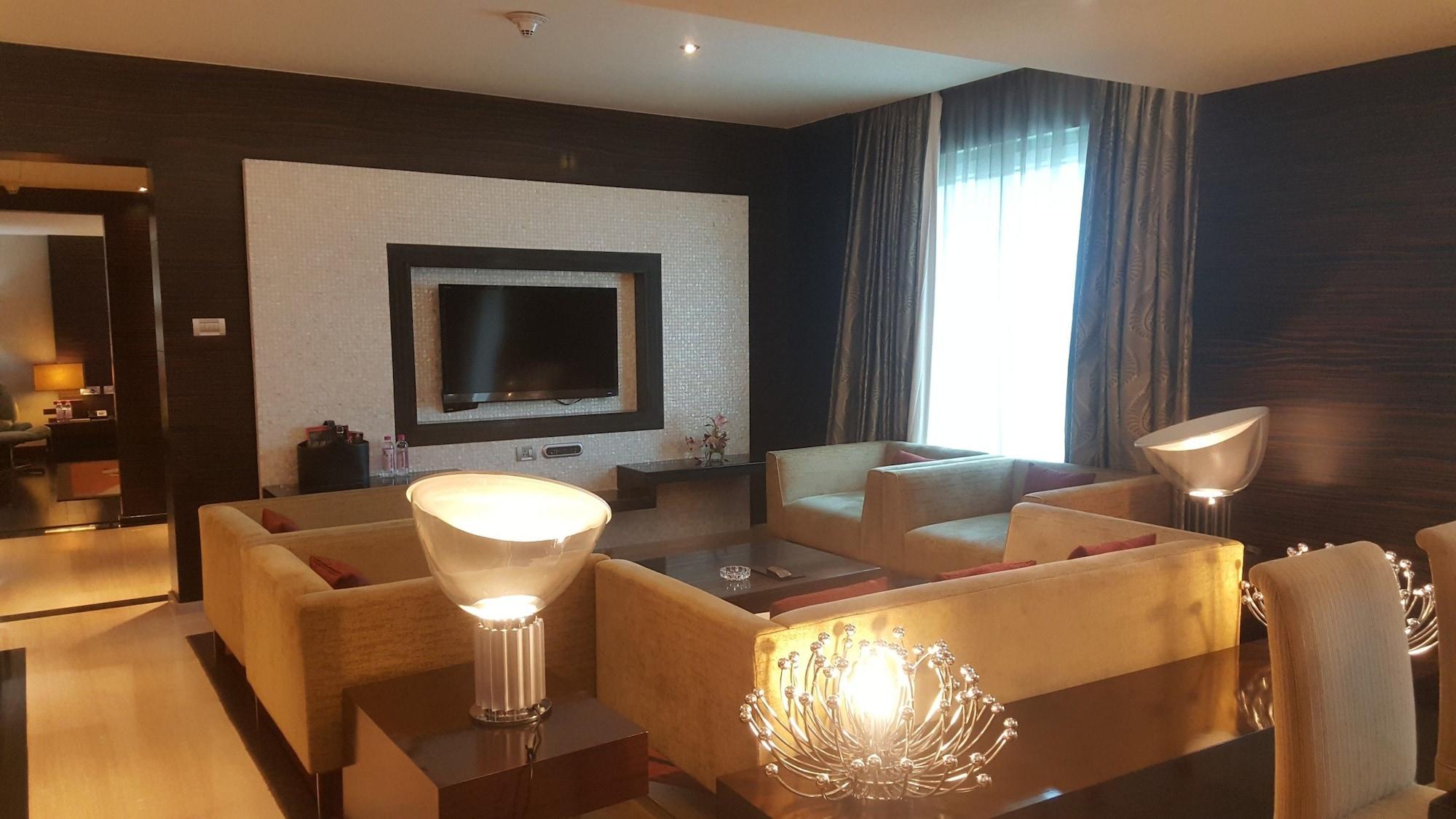 Vivanta Hyderabad, Begumpet Exteriör bild Living room of a suite at the hotel