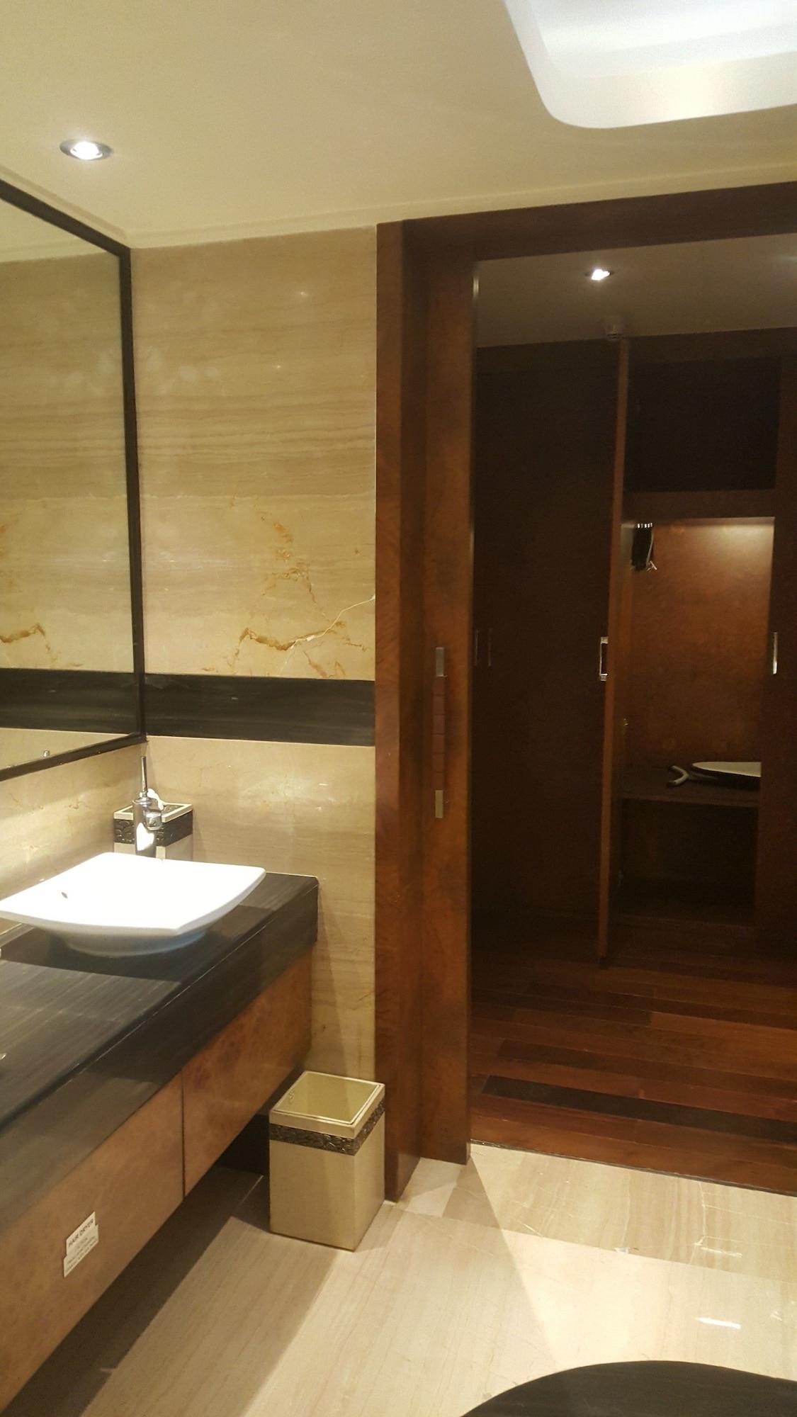 Vivanta Hyderabad, Begumpet Exteriör bild Bathroom