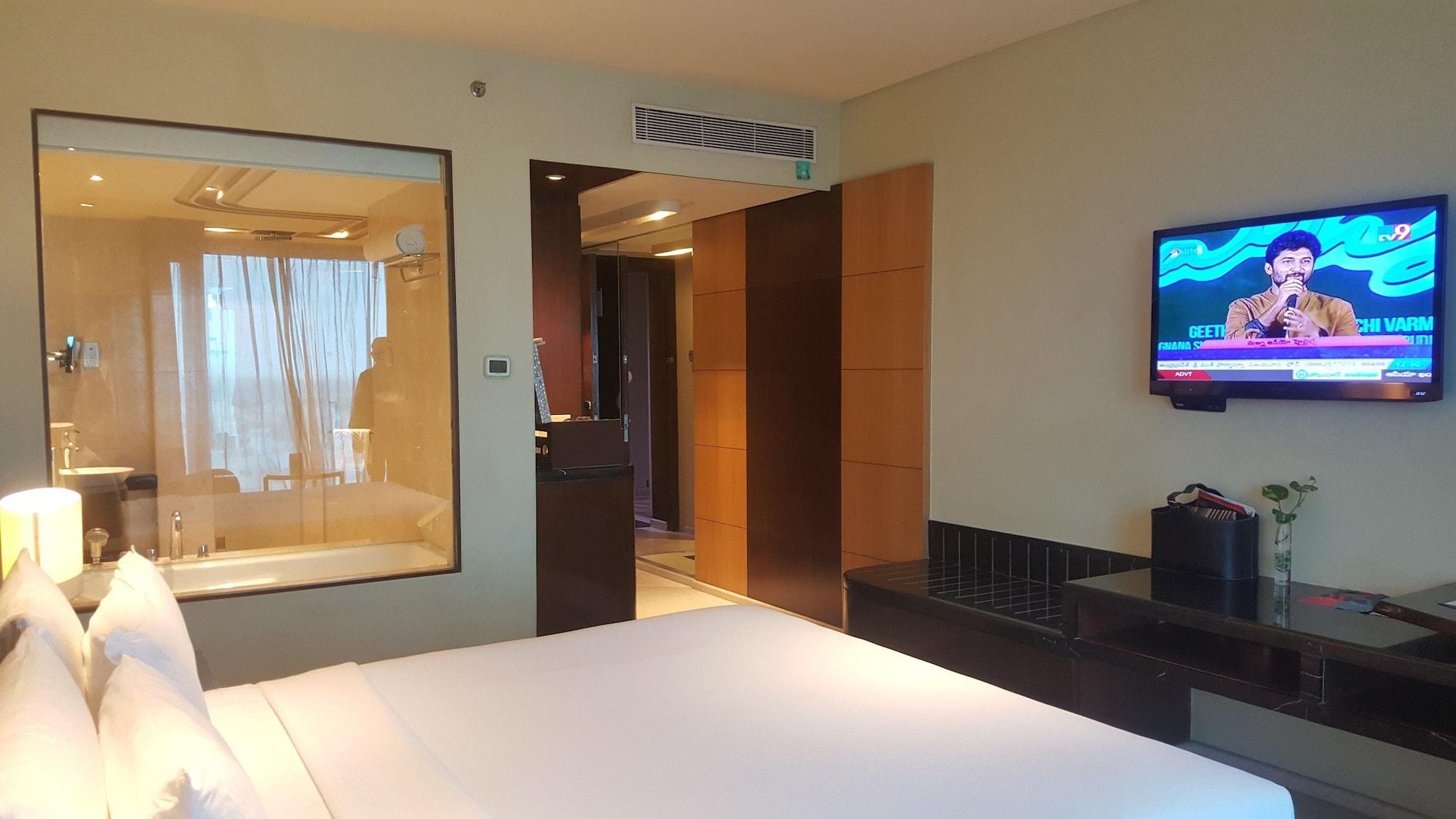 Vivanta Hyderabad, Begumpet Exteriör bild A room at the hotel