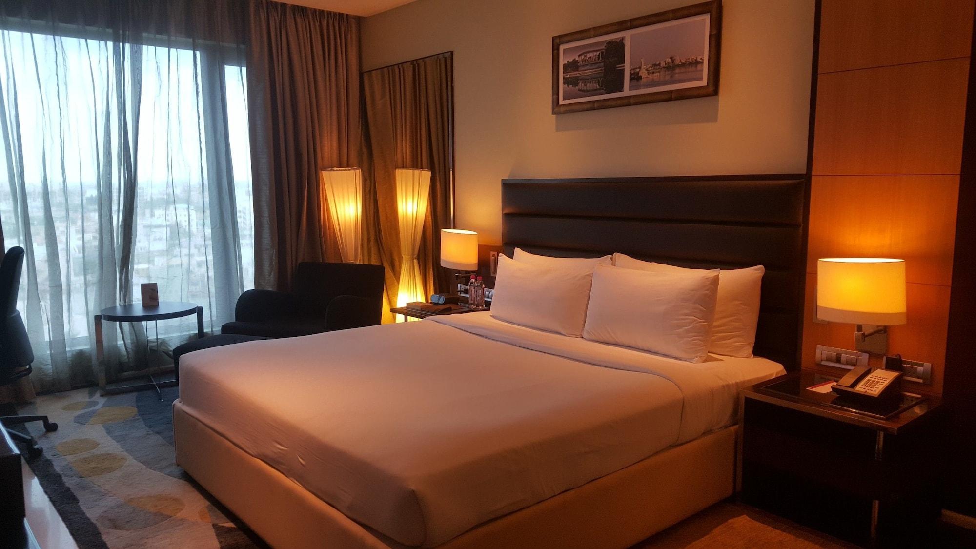 Vivanta Hyderabad, Begumpet Exteriör bild A room at the hotel