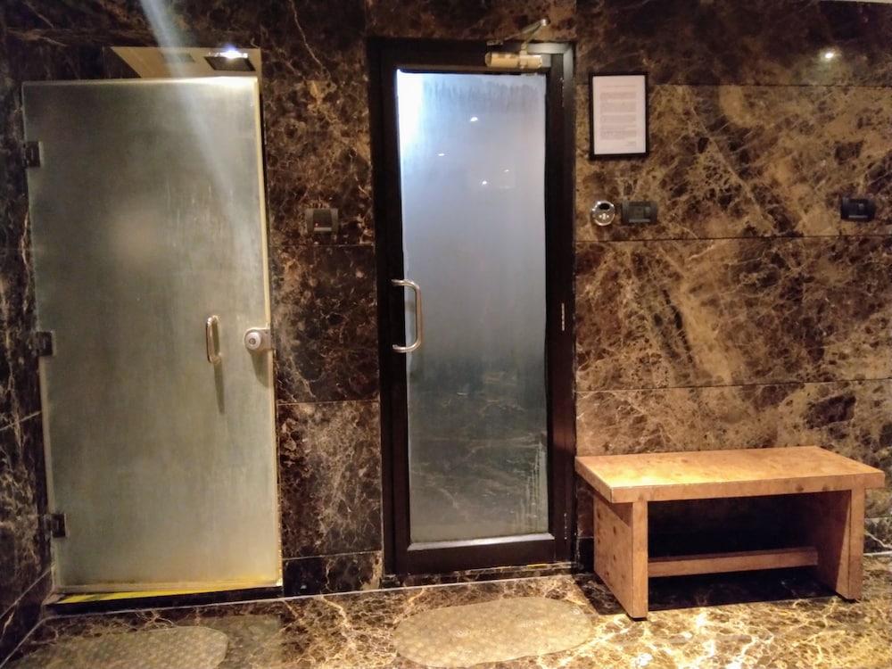 Vivanta Hyderabad, Begumpet Exteriör bild A shower room