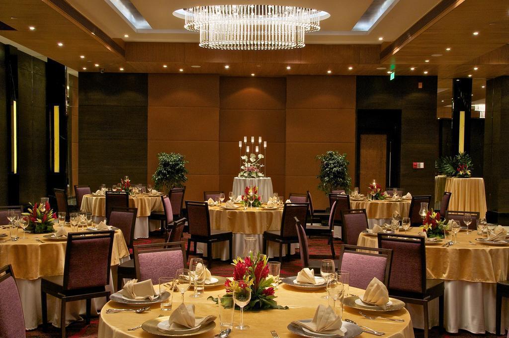 Vivanta Hyderabad, Begumpet Exteriör bild The Imperial Hall