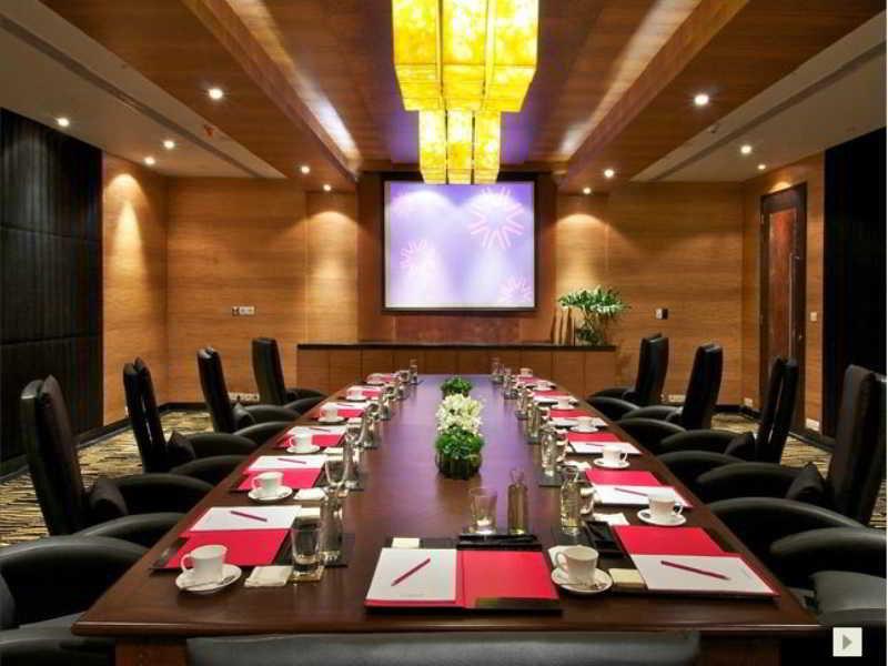Vivanta Hyderabad, Begumpet Exteriör bild Boardroom