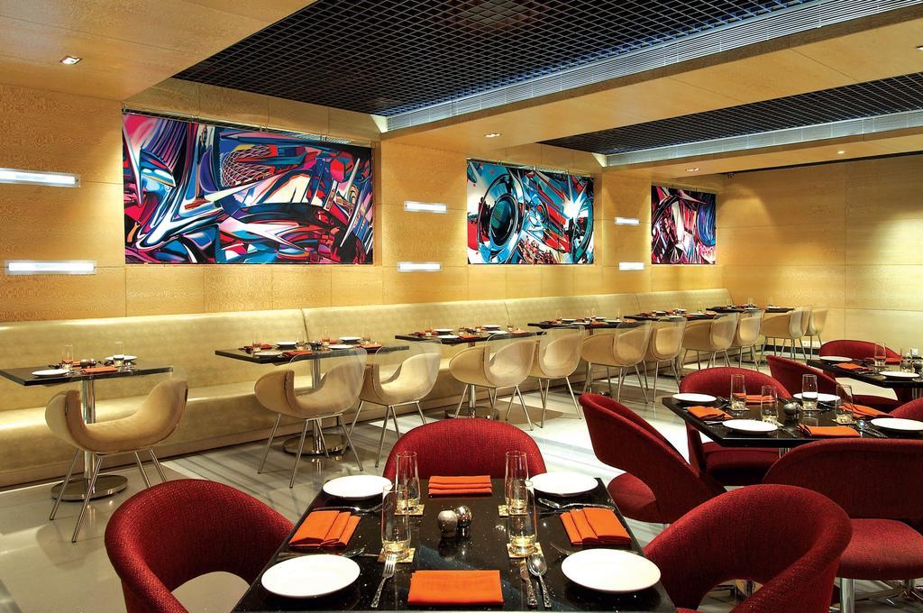 Vivanta Hyderabad, Begumpet Exteriör bild The interior of the restaurant