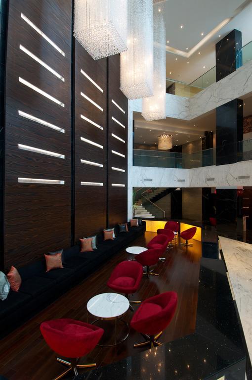 Vivanta Hyderabad, Begumpet Exteriör bild The interior of the lounge