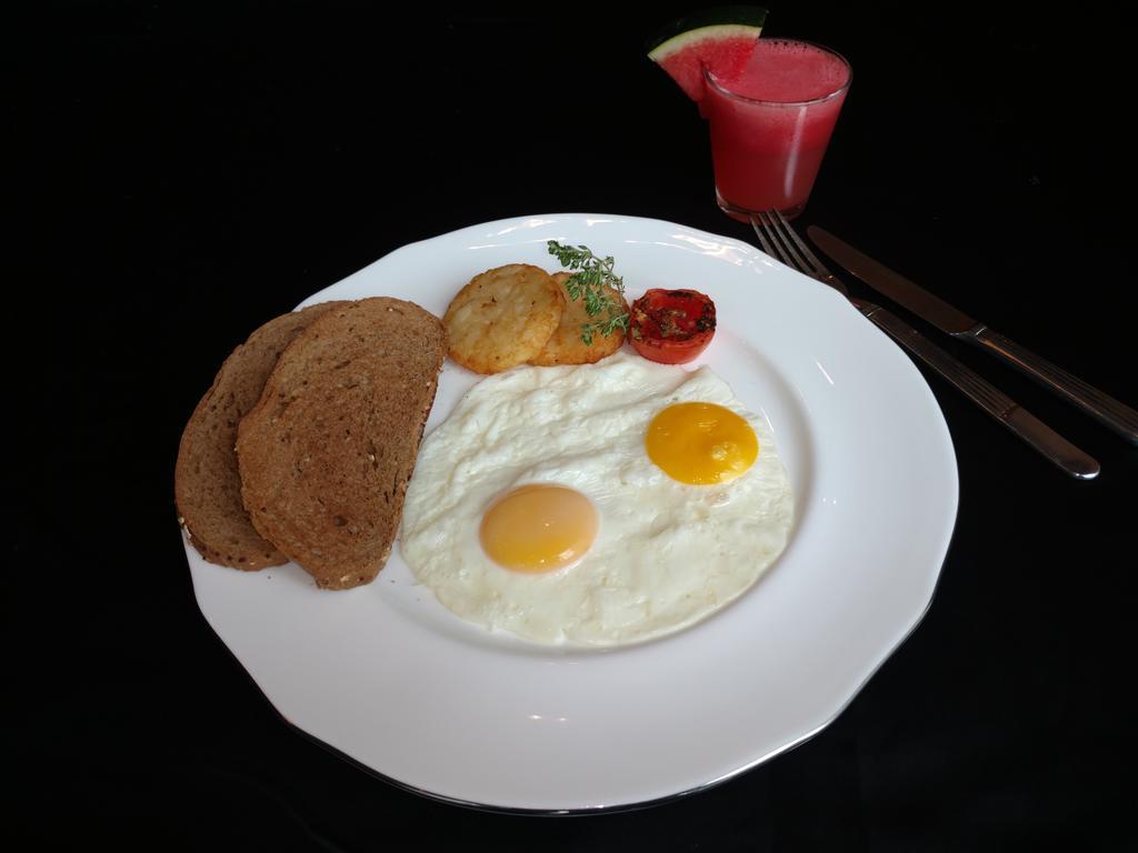 Vivanta Hyderabad, Begumpet Exteriör bild A plate of sunny-side-up eggs