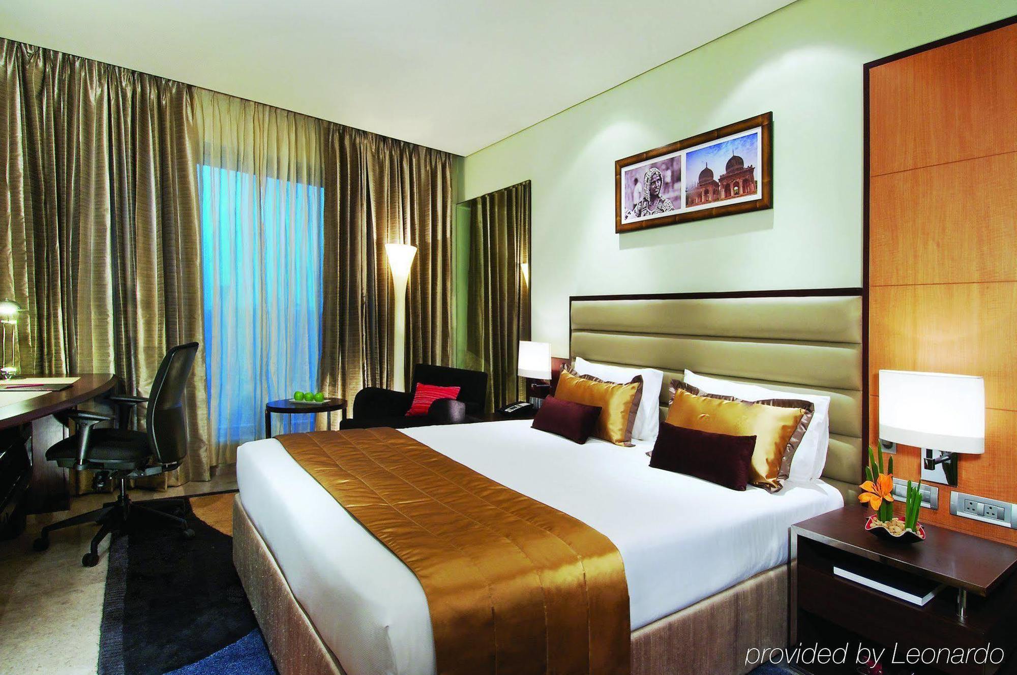 Vivanta Hyderabad, Begumpet Rum bild A room at the hotel