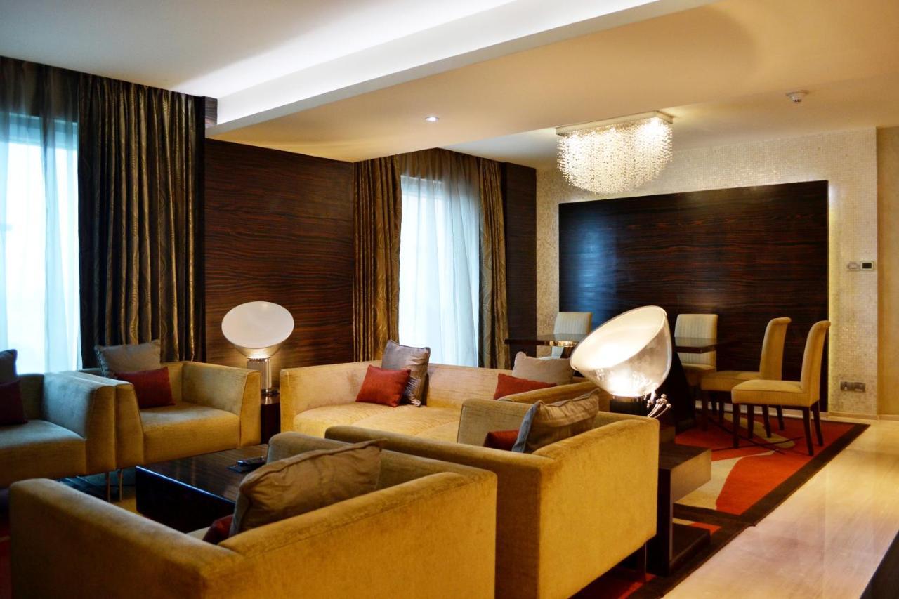 Vivanta Hyderabad, Begumpet Exteriör bild The interior of a suite at the hotel