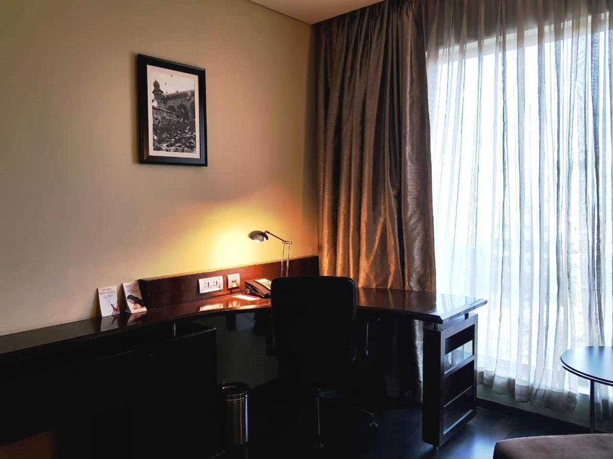Vivanta Hyderabad, Begumpet Exteriör bild A room at the Taj Bengal