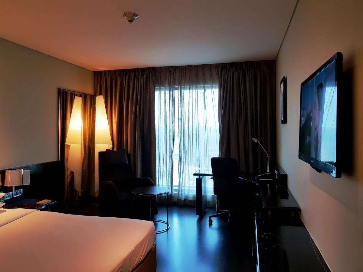 Vivanta Hyderabad, Begumpet Exteriör bild A room at the hotel